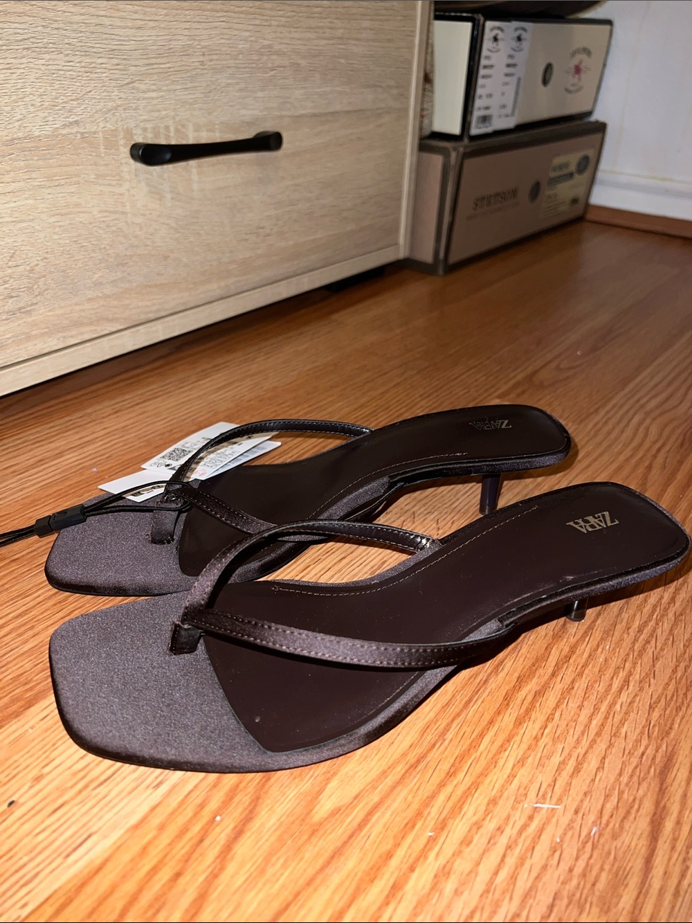 Zara brown satin thong sandals with kitten heel - Picture 7 of 7